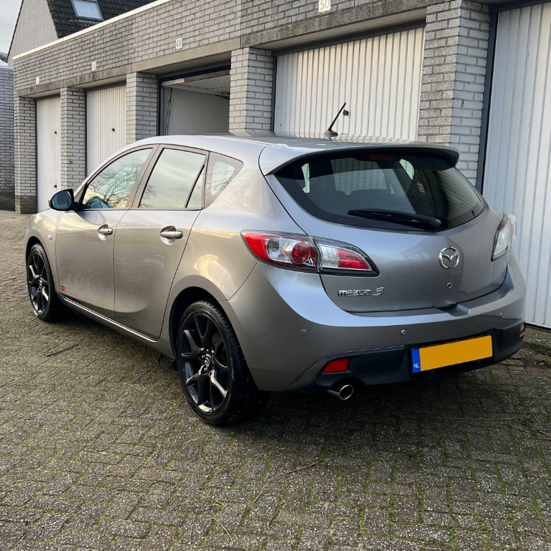 Een schone Mazda 3 die een premium handwash heeft gehad bij SDS Car Detail.
