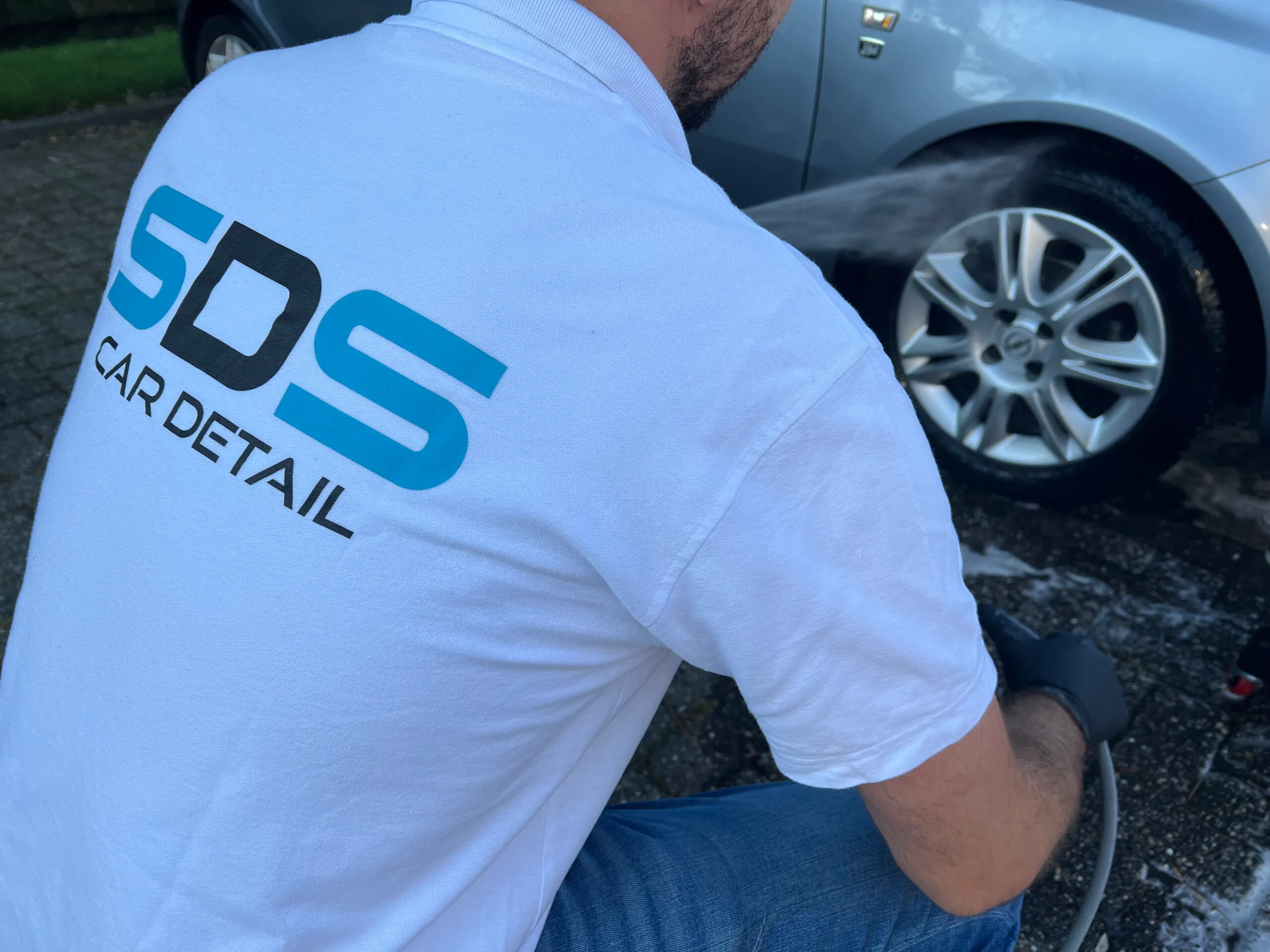 Auto wordt gewassen door SDS Car Detail.